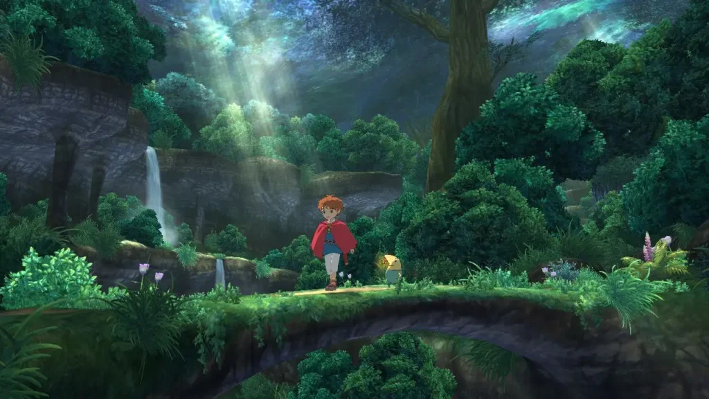 Screenshot aus dem Game: Ni No Kuni. Ein kleiner Junge mit einem roten Umhang und ein gelbes Wesen mit einer Laterne an der Nase sind zu sehen. Beide sind in einem Wald und laufen gerade über eine Überquerung. 