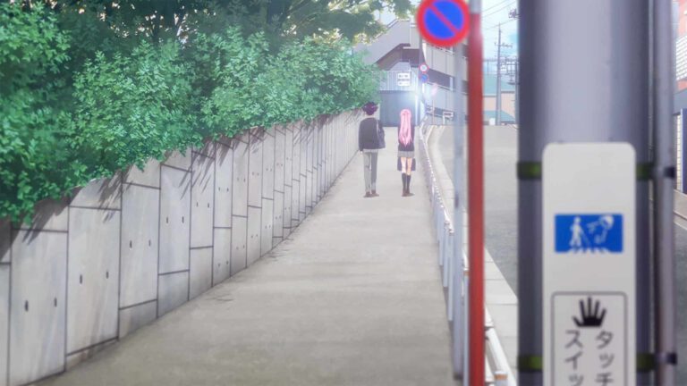 Szene aus Shikimori's not just a Cutie, wie sie uns Izuma auf einem Bürgersteig entlang laufen