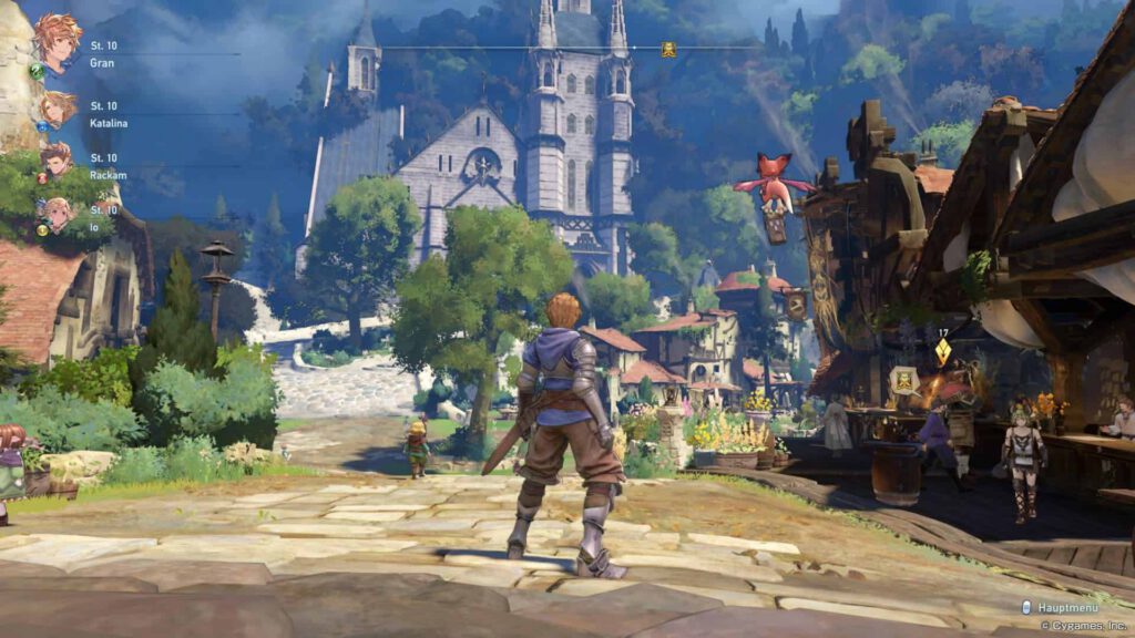 Wir befinden uns in einer kleinen Stadt, die man frei erkunden kann. Im Hintergrund istg ein großes Gebäude zu sehen welcher von einem Wald umgeben ist.