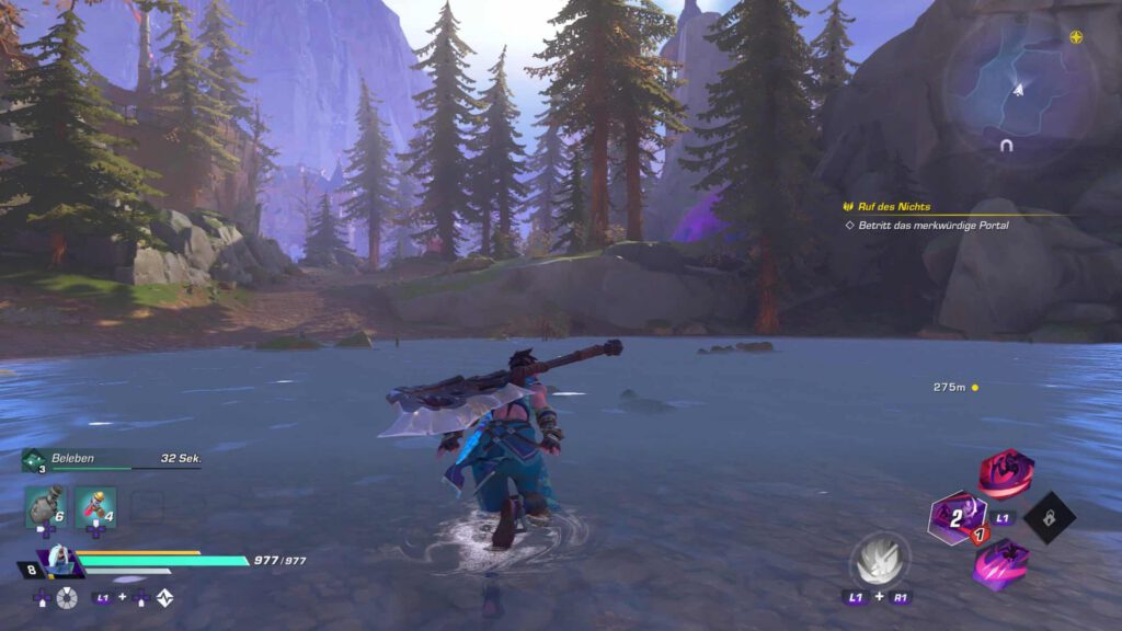 Eine Person die durch Wasser läuft in Richtung einiger Bäume.