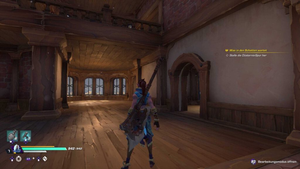 Das Housing System aus Wayfinder. Auf dem Bild ist eine Person zu sehen, die eine große Axt auf dem Rücken trägt und in mitten einer leeren Wohnung steht. Weiter vorne sind Fenster zu sehen und rechts, fast neben dem Charakter, eine Tür zum Schlafzimmer.