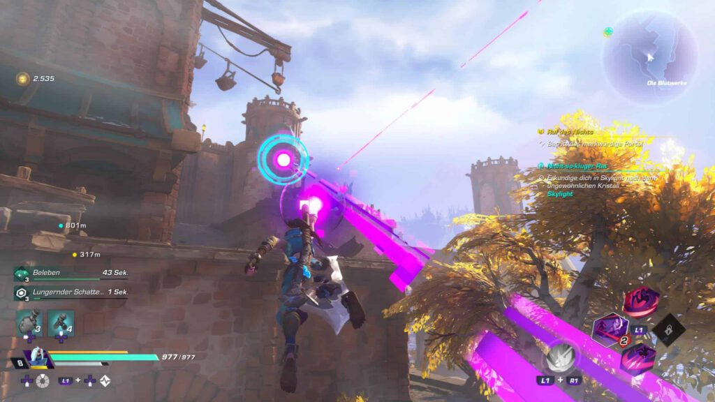 Ein bewölkter Himmel, ein Baum unten rechts und in der rechten Ecke ein Gebäude. Mittig auf dem Bild ein Strahl in pink, an dem sich jemand hochzieht.