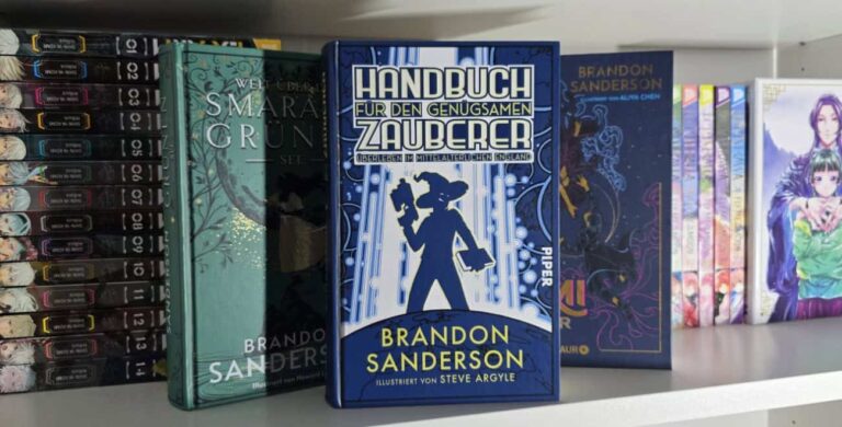 Ein Foto von einem Bücherregal, in dem das Buch Handbuch für den genügsamen Zauberer: Überleben im mittelalterlichen England von Brandon Sanderson steht.