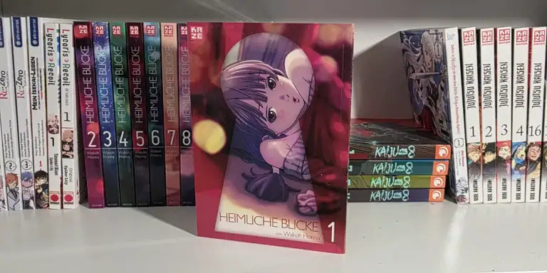 Ein Foto von einem Manga Regal. Im Vordergrund sieht man den Manga Heimliche Blicke Band 1. Zu sehen ist auf dem Cover ein Schlüsselloch, in das man hindurchguckt und eine junge Frau erblickt.