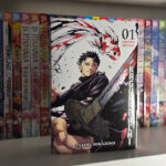Ein Foto von einem Manga Regal. Im Vordergrund sieht man den Manga Kagurabachi. Auf dessen Cover isz ein junger Mann mit einem Schwert zu sehen und im Hintergrund schwimmt ein Fisch um ihn herum.