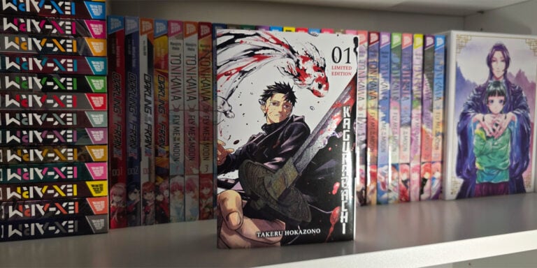Ein Foto von einem Manga Regal. Im Vordergrund sieht man den Manga Kagurabachi. Auf dessen Cover isz ein junger Mann mit einem Schwert zu sehen und im Hintergrund schwimmt ein Fisch um ihn herum.