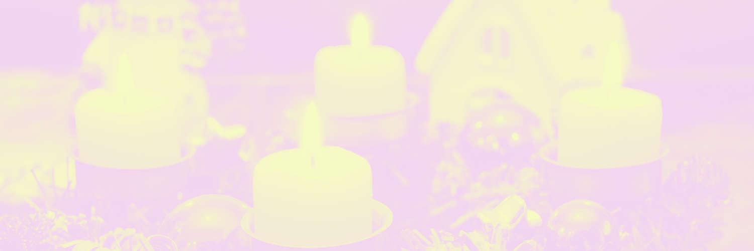 Vier Kerzen die brennen.