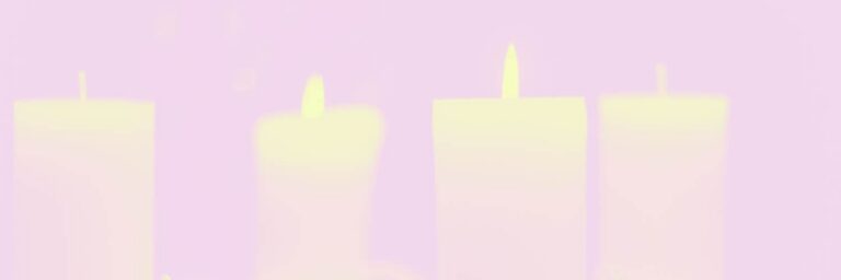 Zwei Kerzen die brennen.