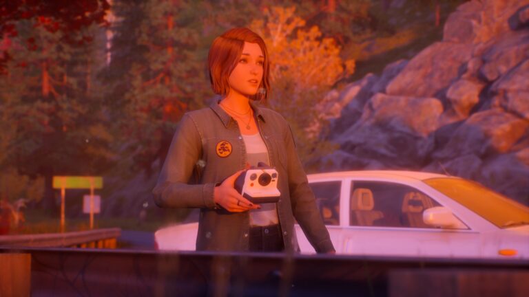 Life is Strange: Reunion Screenshot. Max steht mit ihrer Kamera vor ihrem Auto und schaut sich die schöne Aussicht an.