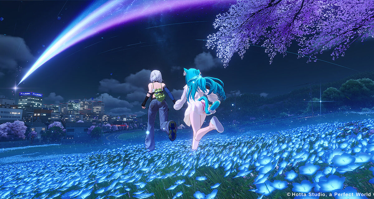 Bild von dem Game: Nerverless to Everness. Es ist Nacht, wir sehen eine Wiese mit wunderschönen blauen Blumen, zwei Menschen die über das Feld in Richtung einer Stadt laufen.