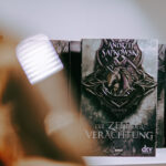 Foto von einem Bücherregal, in dem die Witcher Bücher von Autor Andrzej Sapkowski zu sehen sind. Im Vordergrun steht der Band „Die Zeit der Verachtung".