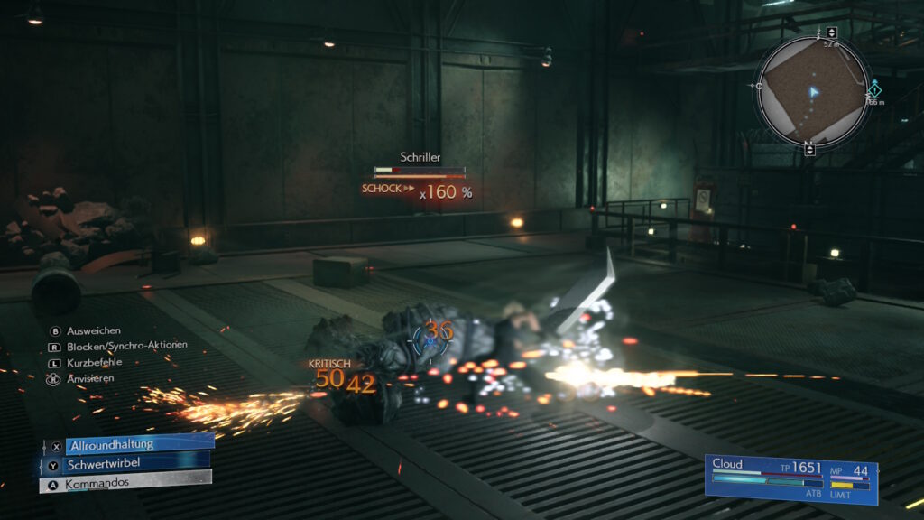 Screenshot aus Final Fantasy VII: Rebirth. Eine Kampfszene. Funken sprühen in alle Richtungen. Wir befinden uns in einer Art Fabrik und kämpfen gegen einen Schriller. Links am Bildschirm rand stehen einige Begriffe wie Ausweichen, Blocken. / Synchro Aktion, Kurzbefehle und Anvisieren. Darunter stehen drei weitere Begriffe wie Allroundhaltung, Schwertwirbel und Kommandos. Auf der rechten Seite befindet sich oben ein kleiner Kreis mit der Karte und unten eine Anzeige von Cloud, dem Charakter den wir spielen, wo seine Tp 1651 und MP 44 angezeigt werden.